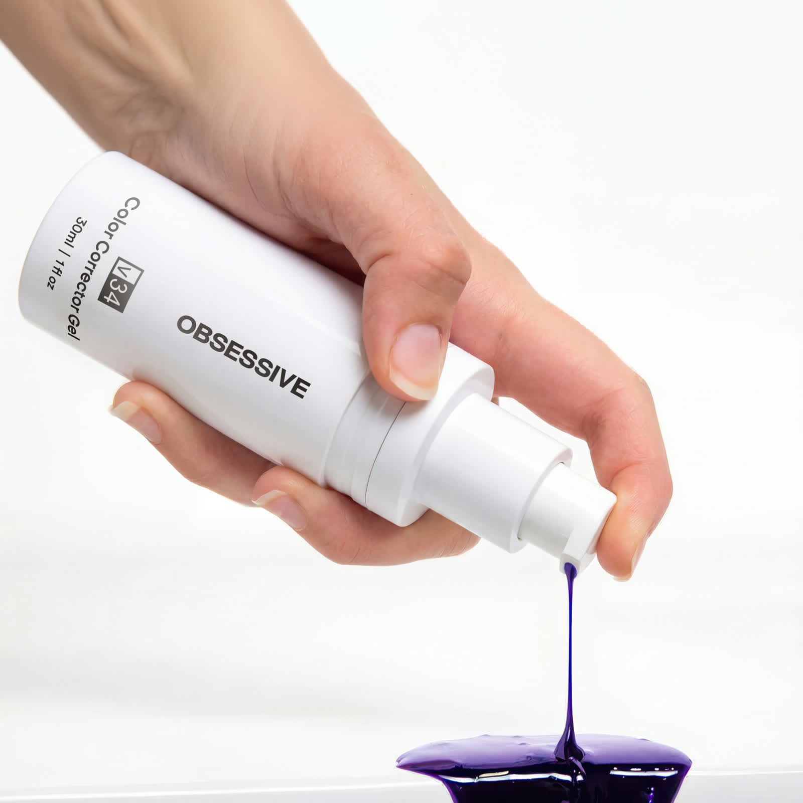 Frasco blanco de gel corrector Purple V34 vertiendo gel violeta